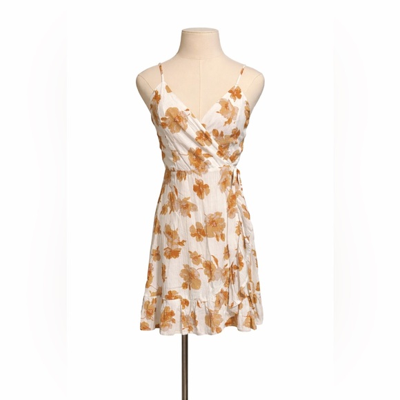 Altar'd State Dresses & Skirts - Altar’d State Floral Wrap Mini Dress XS 🤍🌼 Boho Cottagecore Ruffle